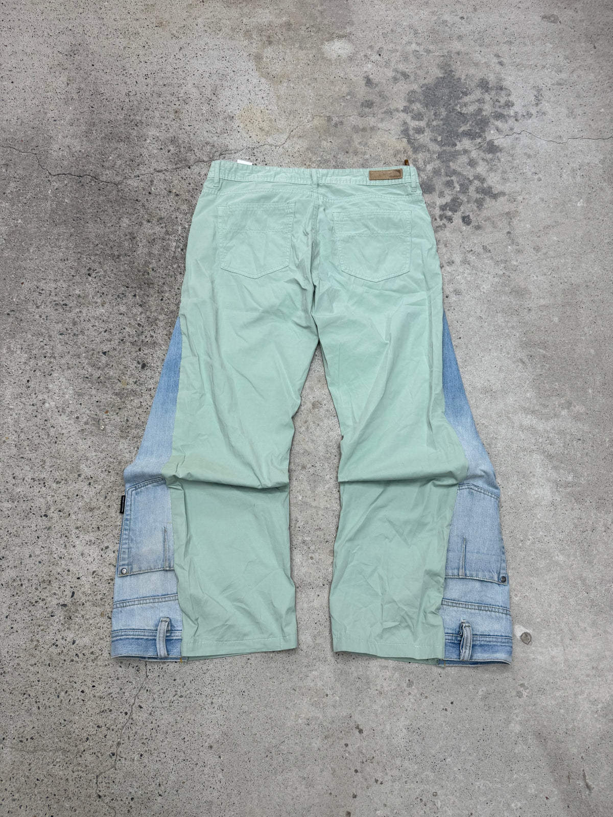 Flared Y2K Jeans • One Of One • Taglia L