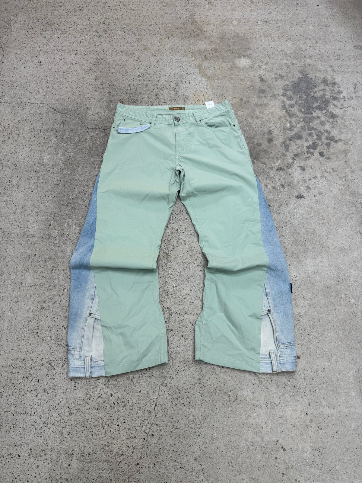 Flared Y2K Jeans • One Of One • Taglia L