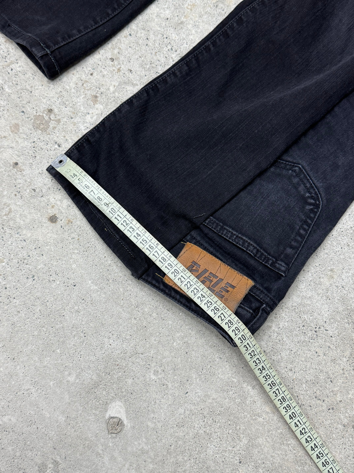 Flared Y2K Jeans • One Of One • Taglia M